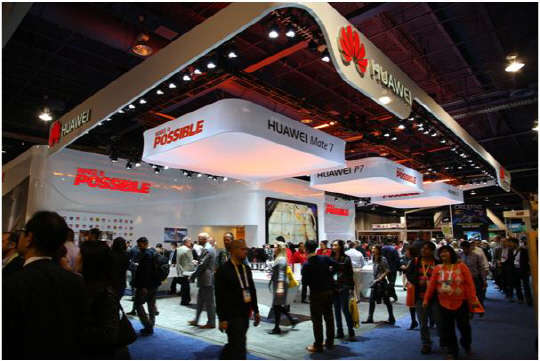 미국 라스베이거스에서 열리고 있는 세계 최대 가전박람회 'CES 2015' 화웨이 부스에서 관람객들이 사물인터넷 솔루션을 체험하고 있다 <화웨이코리아 제공>